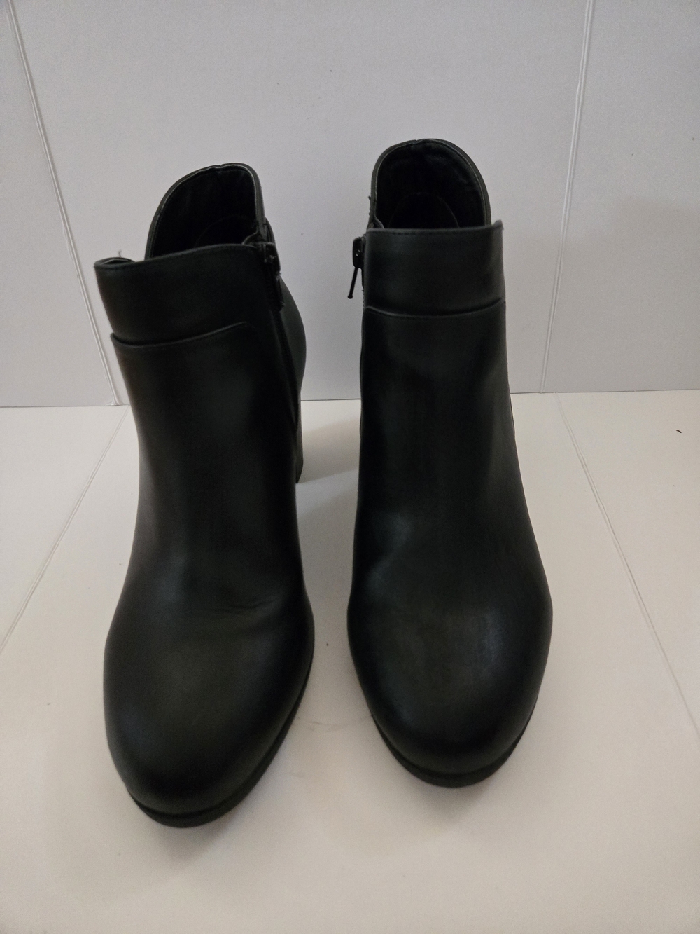 Giani Bernini Women’s Black Ankle Booties - Sleek Zip-Side Design 9M